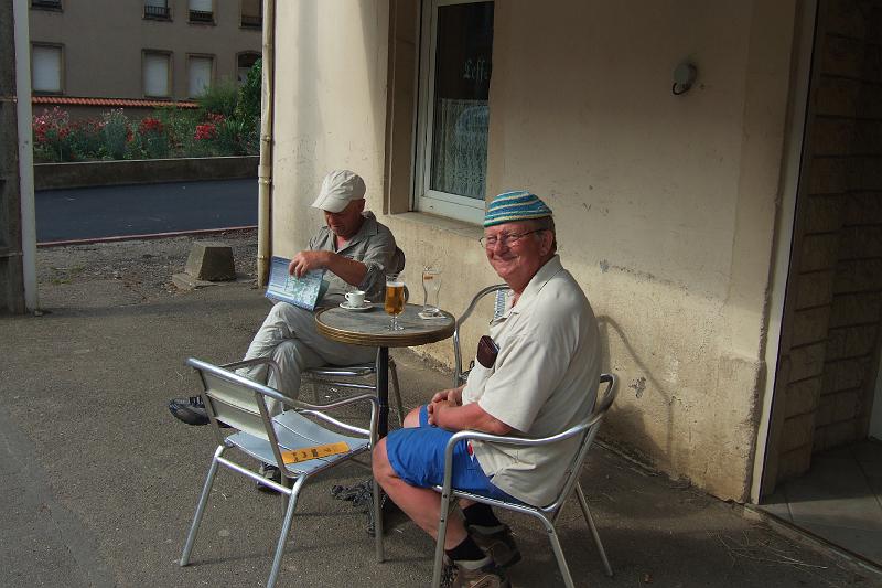 3-5-14 Vigy.JPG - Hier in der Eckkneipe gibt  es aber nur "des boissons" und einen radfahrenden Holländer (der nach Griechenland fahren will)